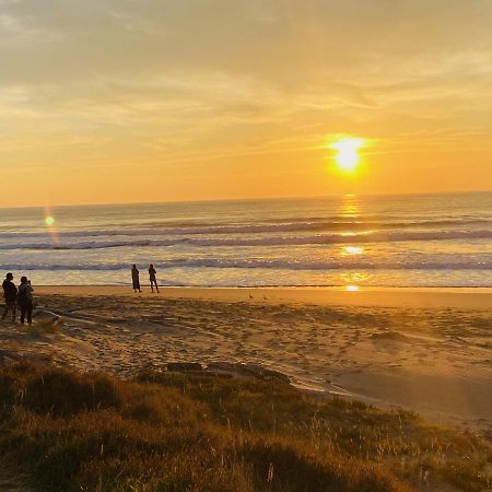 A Minute'S Walk To The Beach Gisborne Exterior photo