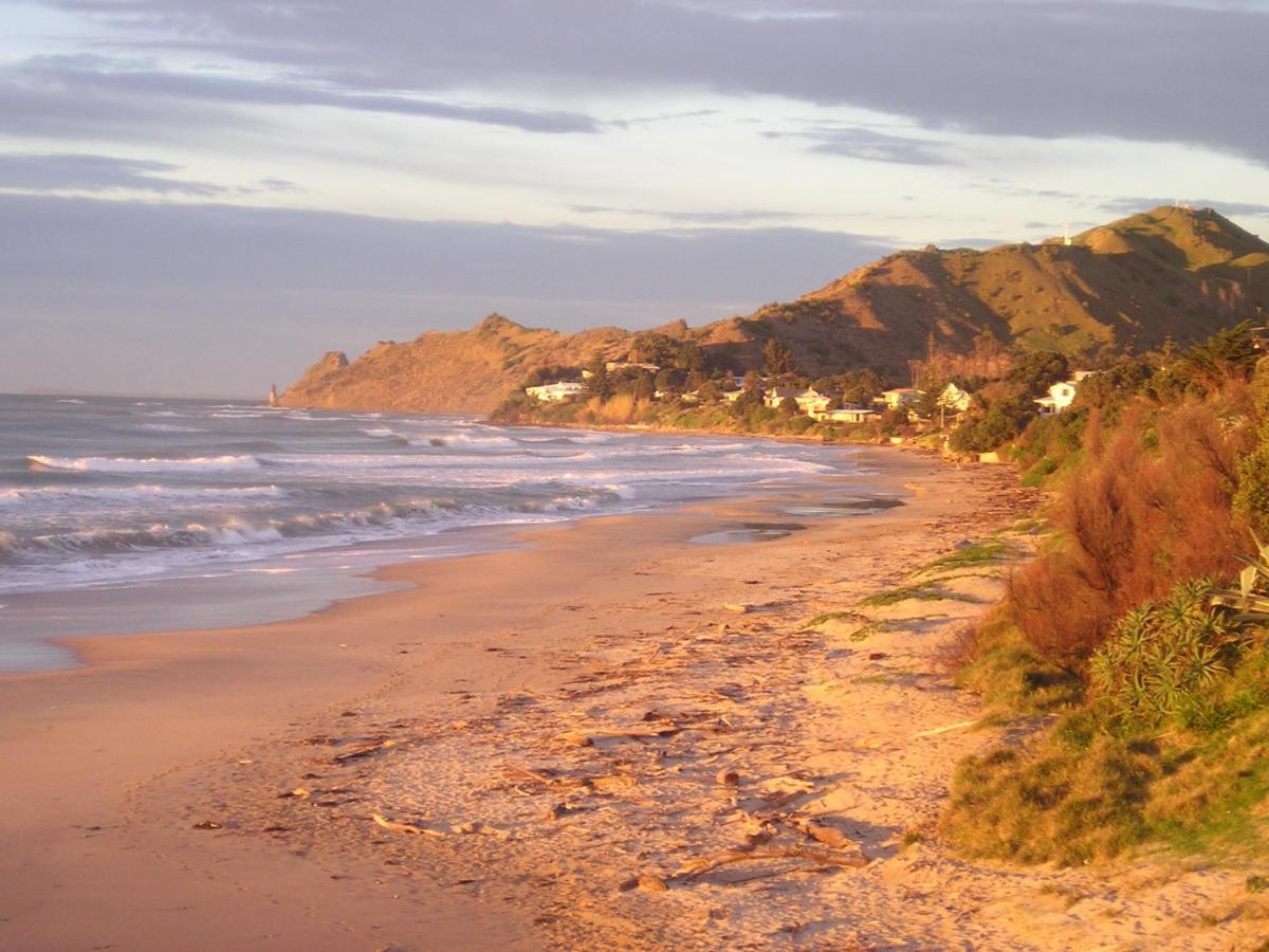 A Minute'S Walk To The Beach Gisborne Exterior photo